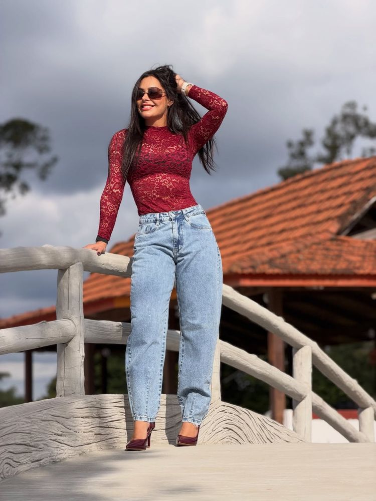 Larissa Riquelme se mostró fanática del encaje y deslumbró con un look del color de la temporada