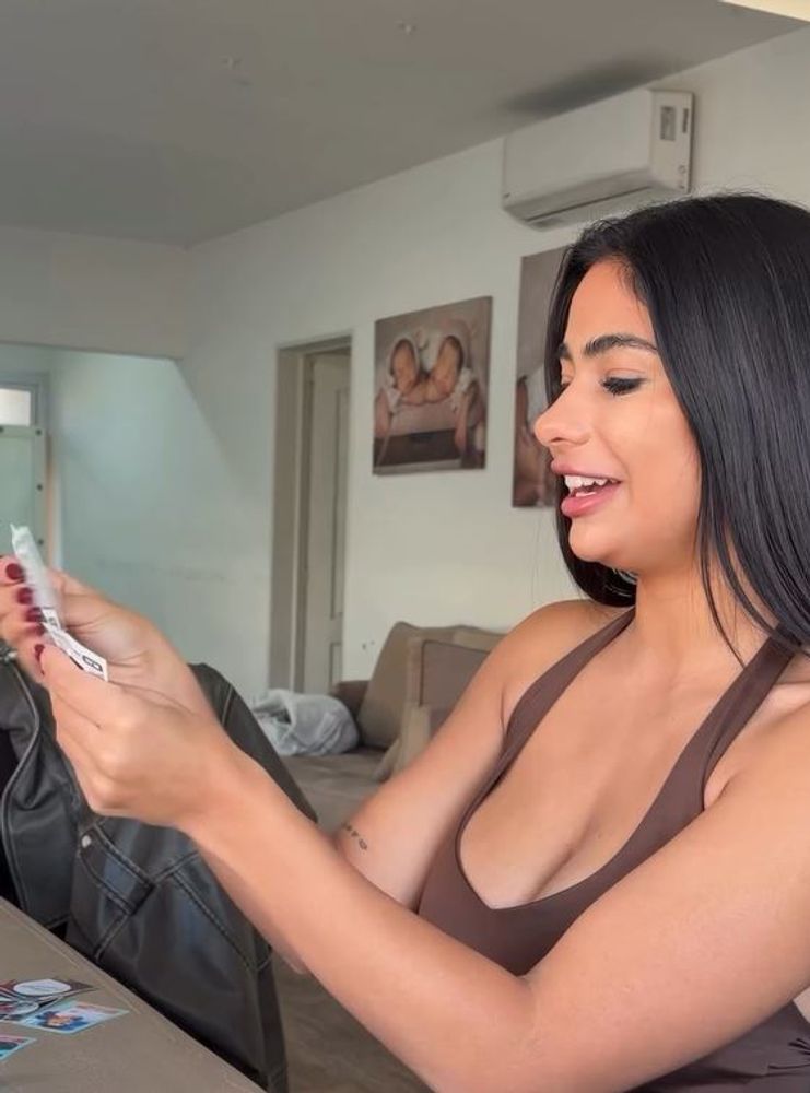 ¿Le tocó Messi? Daniela Celis se sumó a la fiebre mundialista y abrió figuritas con el top marrón en tendencia