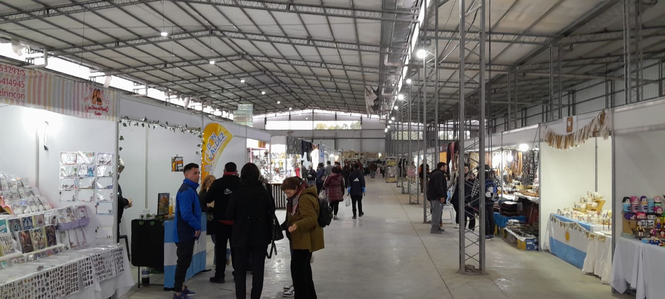 La jornada reunió desfile cívico, participación popular, presencia institucional y más de 500 expositores y emprendedores.