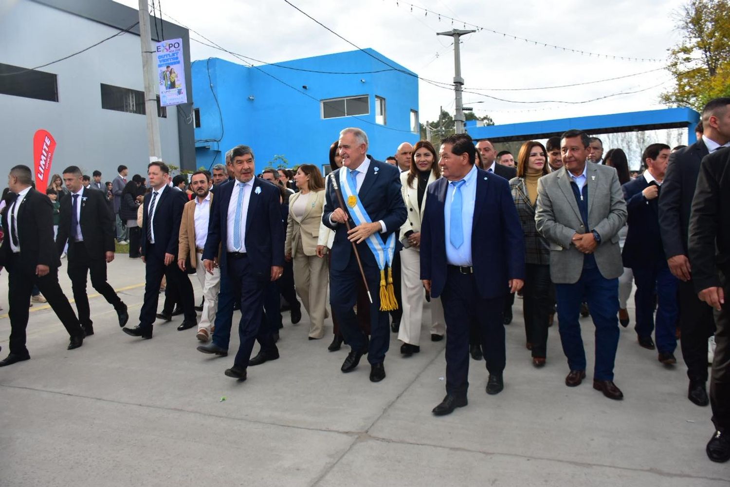 El desfile cívico y la muestra productiva marcaron una fecha especial para la ciudad y para los visitantes de la región.