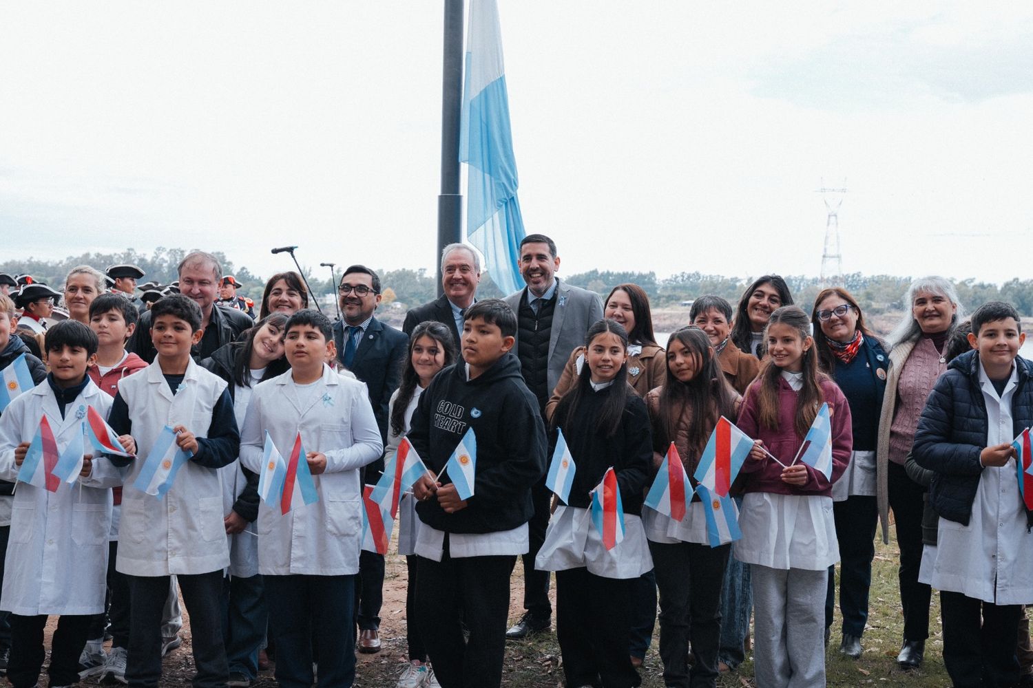 Más de 430 alumnos participaron de los actos patrios por el 25 de Mayo en Salto Grande-