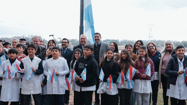 Más de 430 alumnos participaron de los actos patrios por el 25 de Mayo en Salto Grande-