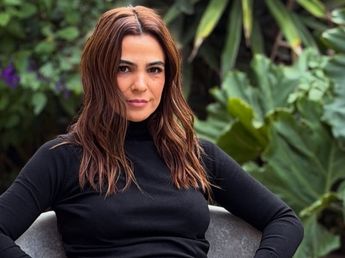 Musculosa básica, falda midi y botas de lluvia: el look estilo "zafari" de Agustina Cherri para visitar las Cataratas del Iguazú