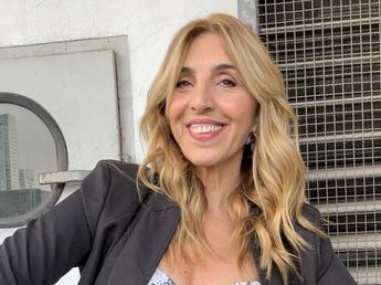La periodista Karina Iavicoli sorprendió con un body estampado y un traje sastrero en tendencia