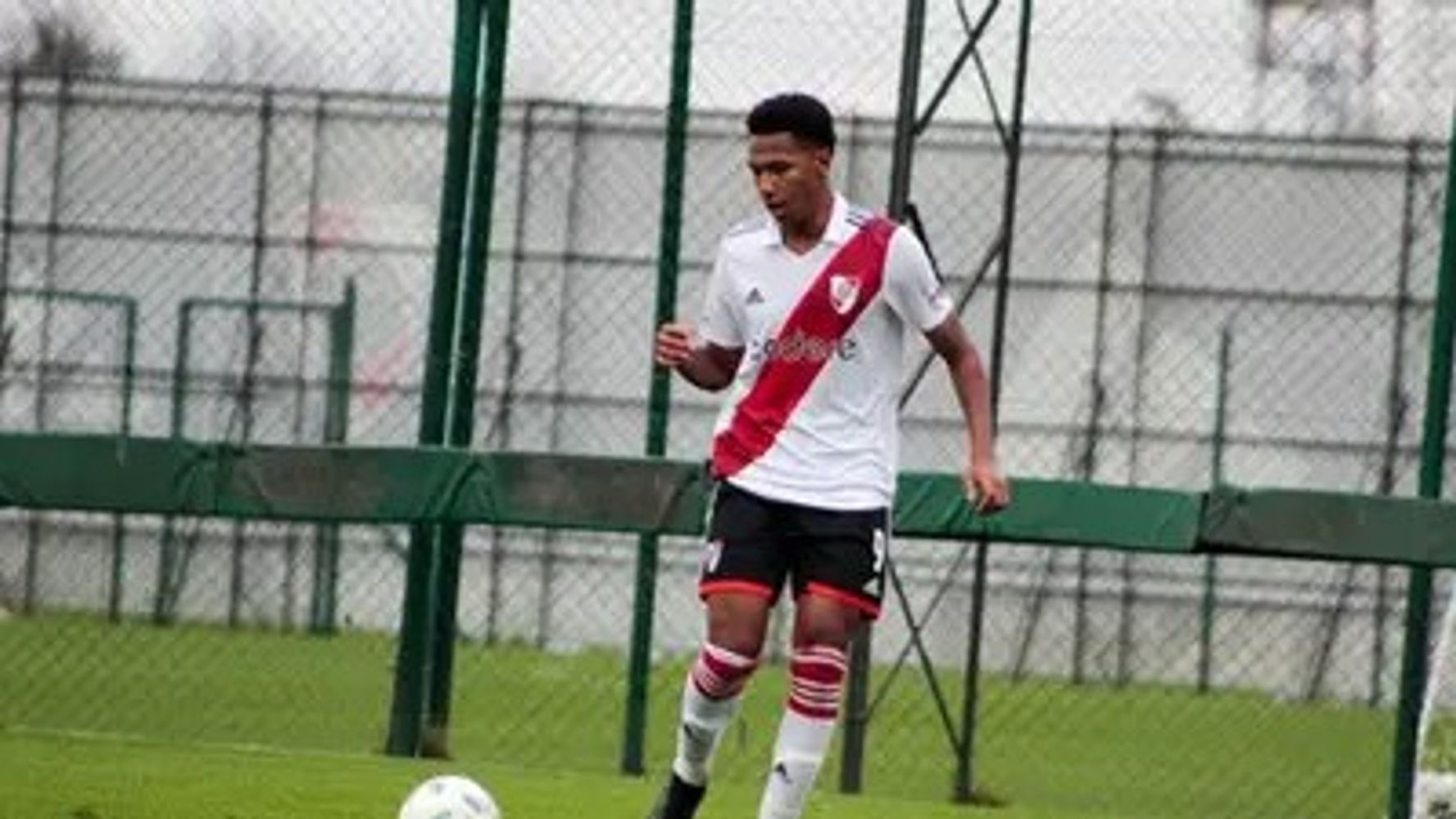 Quién es el futbolista con raíces nigerianas que debutó en River y sueña con hacer historia.