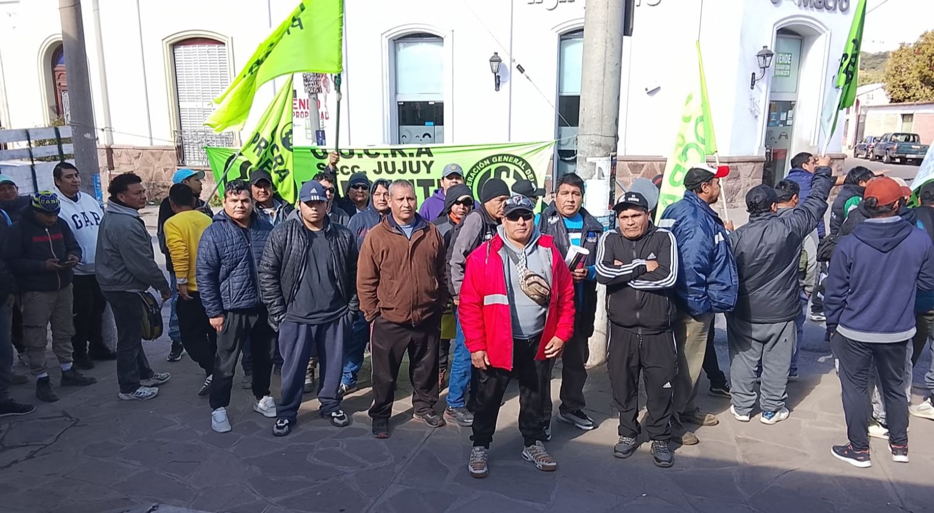 La paralización de la obra pública nacional genera preocupación en el sector de la construcción y los trabajadores se manifiestan, en Jujuy.