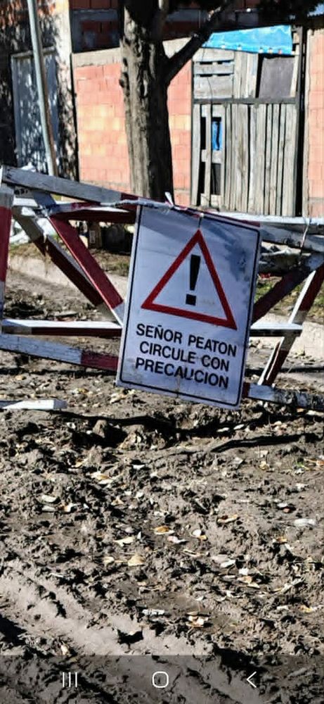 "Obra cloacal paralizada, desbordes y vecinos afectados en barrio Gaudí"