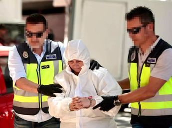 Una mujer mató a su suegra a golpes y la detuvieron mientras tomaba un café: "No se haga la víctima"