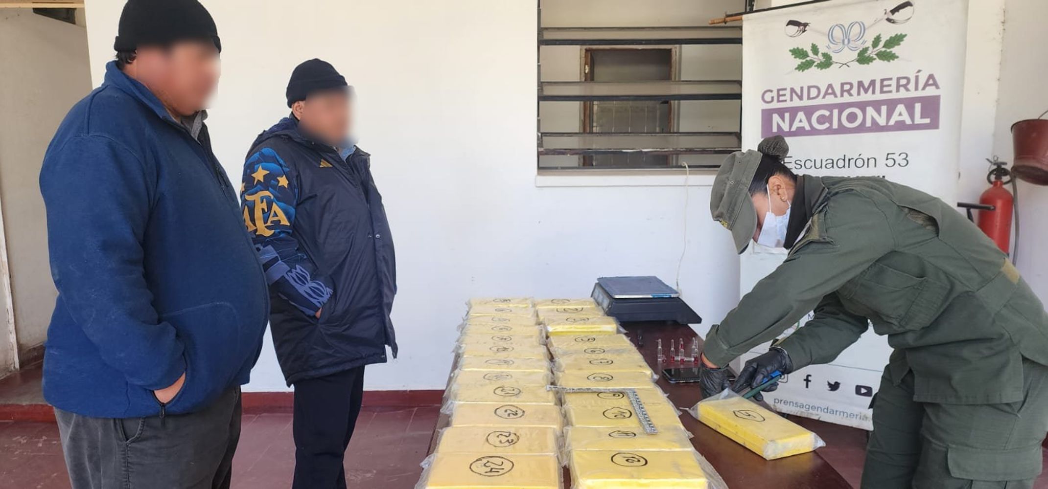 Testigos habilitados presenciaron la realización de las pruebas que dieron resultado positivo para cocaína. El embarque desbaratado superó los 25 kilos de estupefaciente.