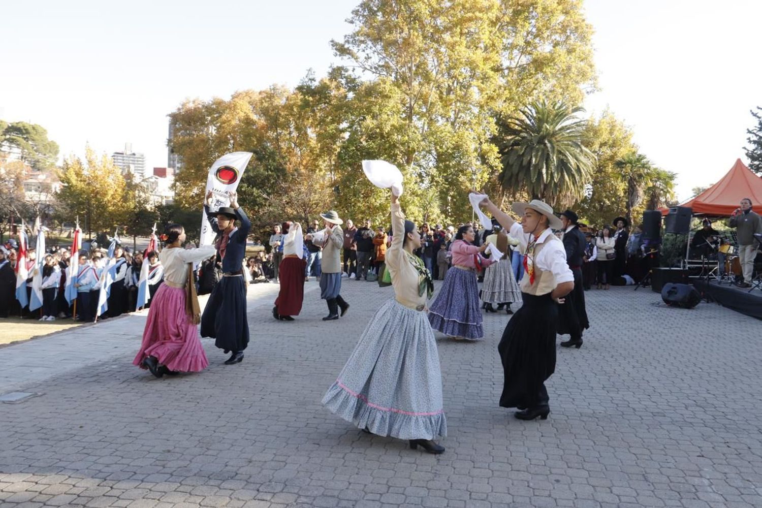 Villa Carlos Paz celebró el 25 de Mayo con una gran mateada patria en los Jardines Municipales.