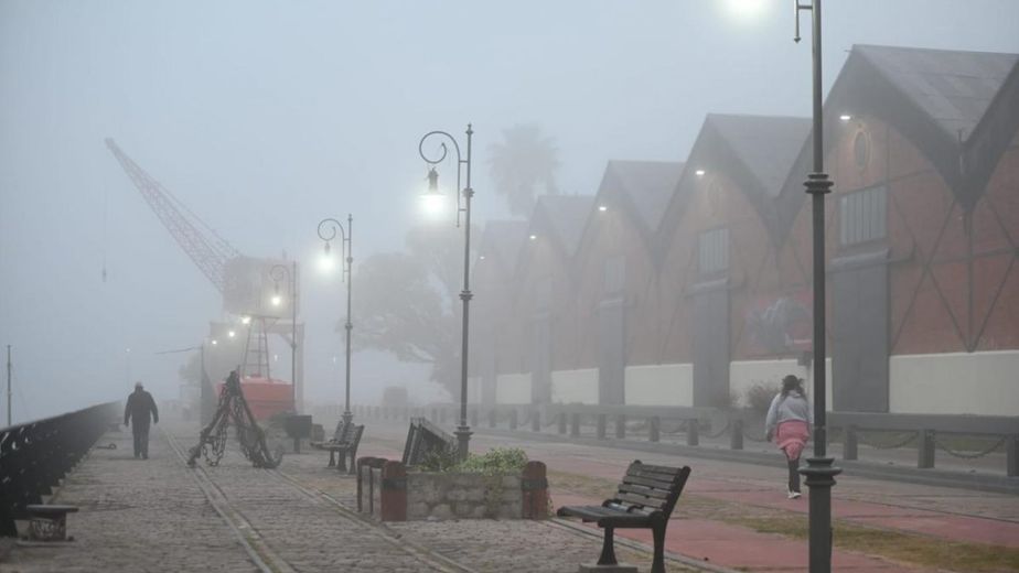 Alerta violeta por niebla: solicitan especialmente a los automovilistas extremar precauciones al circular