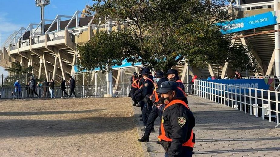 Quisieron entrar a la final entre Belgrano y River, pero los frenaron por no pagar la cuota alimentaria