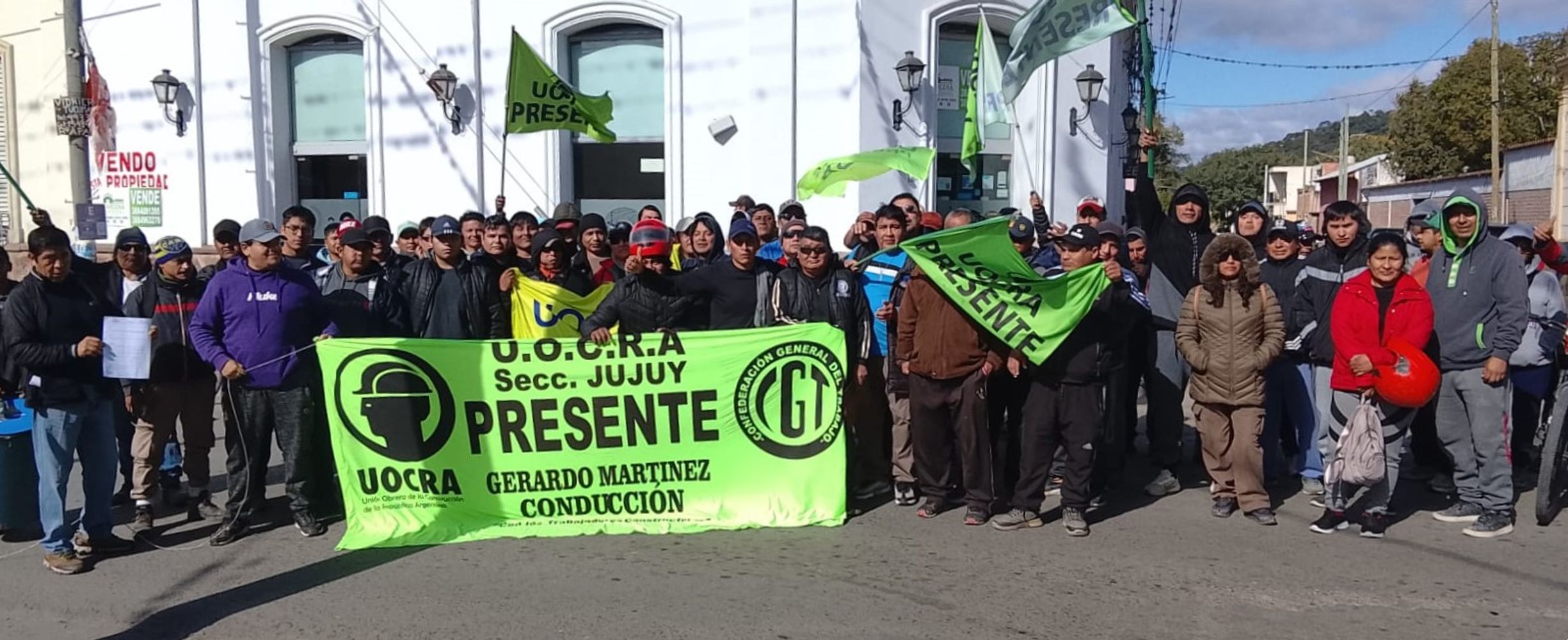 Dirigentes y afiliados a la UOCRA local reclaman a los representantes de La Libertad Avanza por Jujuy en el Congreso "gestionar ante el Poder Ejecutivo de la Nación la reactivación de las obras paralizadas".