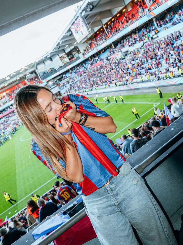 La polémica de Sofí Martínez: la periodista deportiva besó el escudo de un club y sorprendió con un mensaje