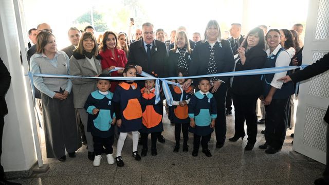 El nuevo edificio cuenta con seis salas, cocina, sanitarios, áreas administrativas, SUM y espacios recreativos.