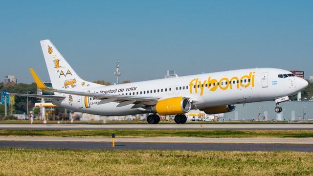 Flybondi dejará de operar la ruta Lima-Iguazú en junio y enfrenta embargos judiciales.