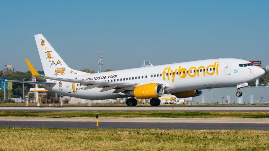 Flybondi dejará de operar la ruta Lima-Iguazú en junio y enfrenta embargos judiciales.