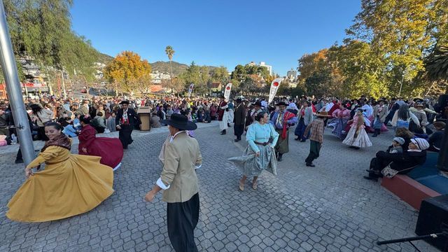 Villa Carlos Paz celebró el 25 de Mayo con una gran mateada patria en los Jardines Municipales.