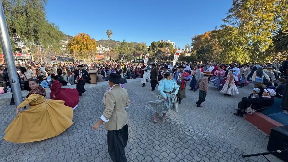 Villa Carlos Paz celebró el 25 de Mayo con una gran mateada patria en los Jardines Municipales