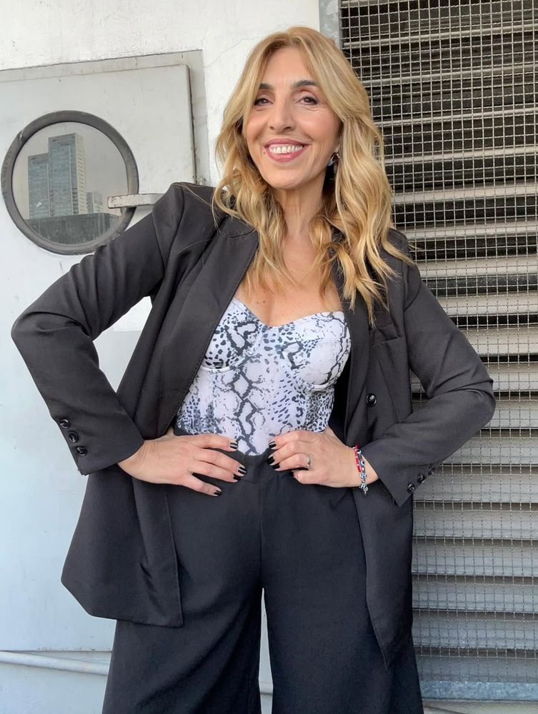 La periodista Karina Iavicoli sorprendió con un body estampado y un traje sastrero en tendencia