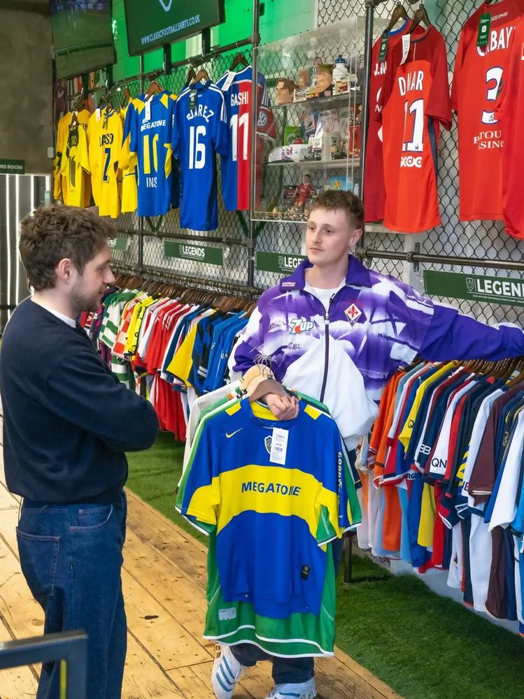 El cantante visitó un local de camisetas clásicas.