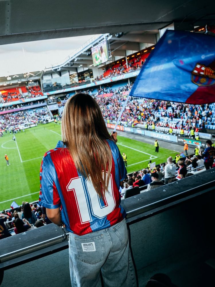 El llamativo gesto de Sofi Martínez: la periodista deportiva besó el escudo de la camiseta de un club europeo y generó polémica