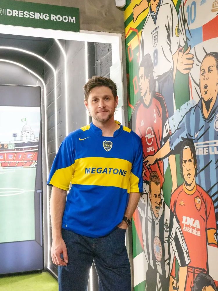 Niall con la camiseta de Boca Juniors.