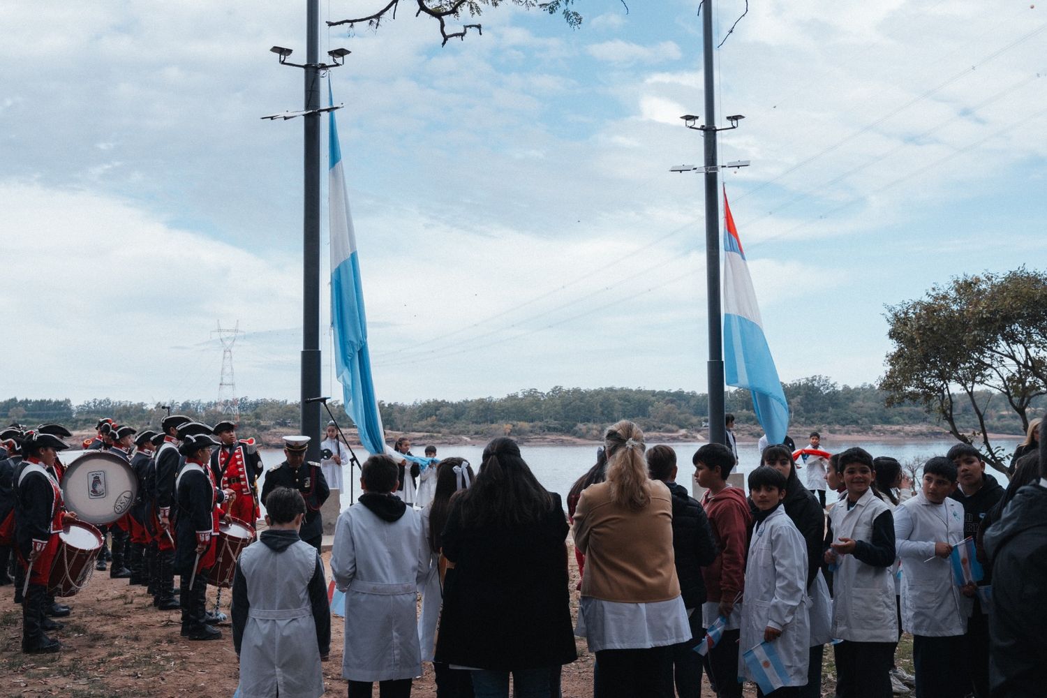 Más de 430 alumnos participaron de los actos patrios por el 25 de Mayo en Salto Grande-