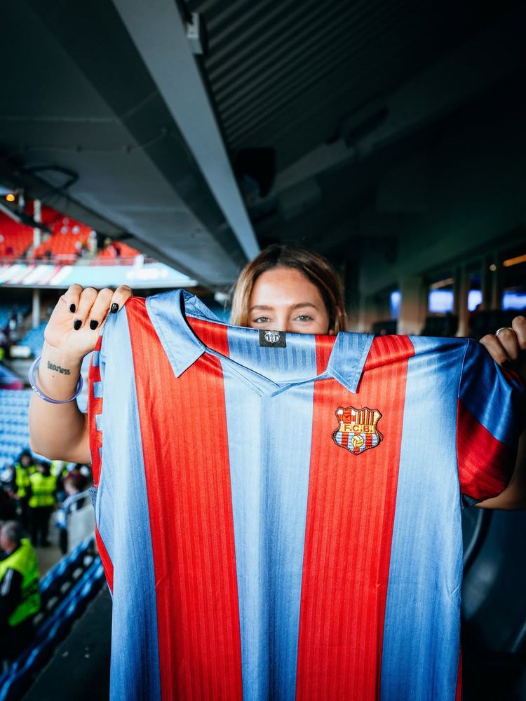 El llamativo gesto de Sofi Martínez: la periodista deportiva besó el escudo de la camiseta de un club europeo y generó polémica
