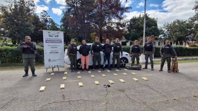 En la localidad jujeña de Tumbaya, con la intervención del can antonarcóticos “Yin”, los gendarmes del Escuadrón 53 lograron hallar y sacar del interior del tanque de nafta de un automóvil 24 “ladrillos” de cocaína.