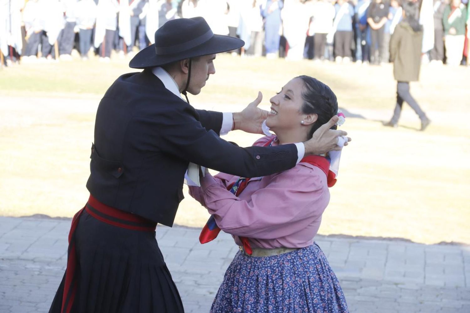 Villa Carlos Paz celebró el 25 de Mayo con una gran mateada patria en los Jardines Municipales.
