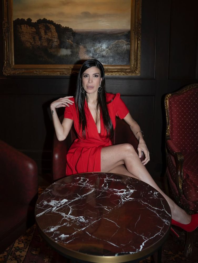 Aros argolla y rojo pasión: Andrea Rincón posó en un sillón vintage y sorprendió con el vestido del momento