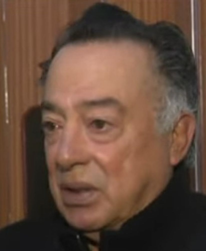 El padre del motociclista.