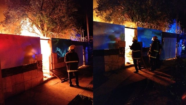 Investigan un presunto incendio intencional en Posadas que destruyó una vivienda y dañó otra.