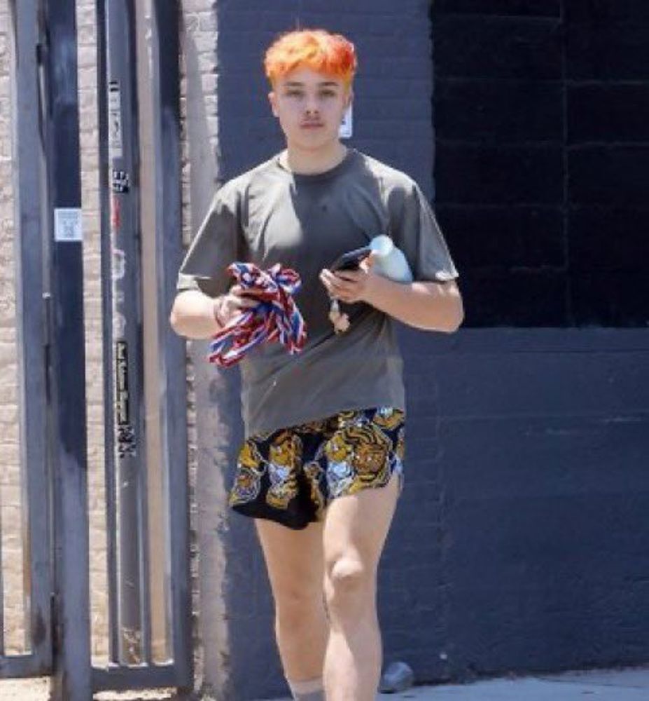 El hijo menor de los actores se mantiene enfocado en el deporte de alto rendimiento y lejos de las polémicas de Hollywood.