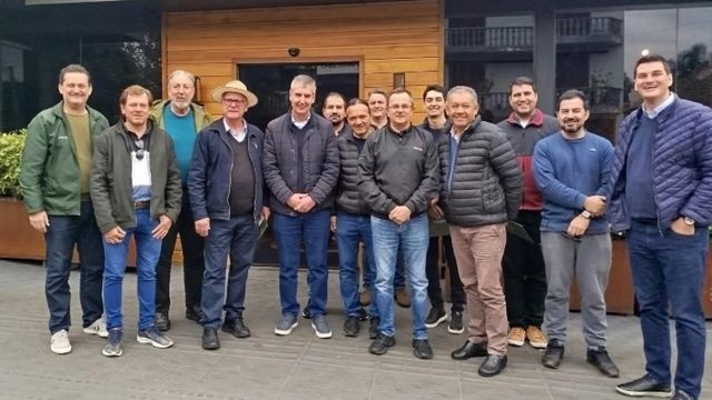 La comitiva misionera estuvo integrada por los intendentes de Jardín América, César Araujo, el de Hipólito Yrigoyen, Félix López y el jefe comunal de Ruiz de Montoya, Víctor Vogel.