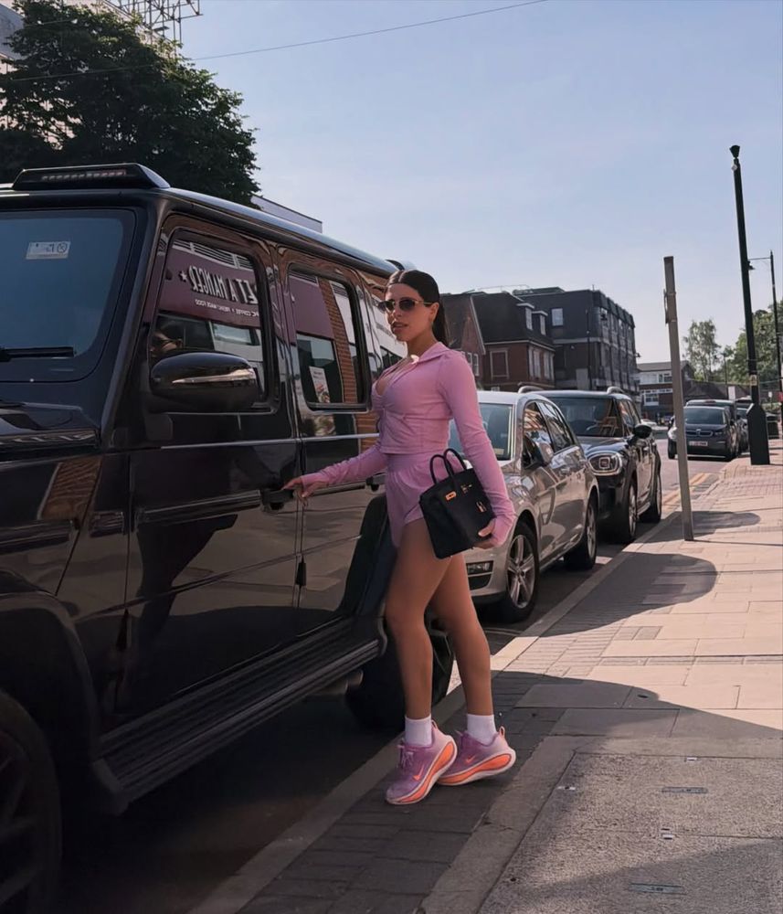 Match total black: Valentina Cervantes combinó su cartera con una camioneta de alta gama y revolucionó las redes