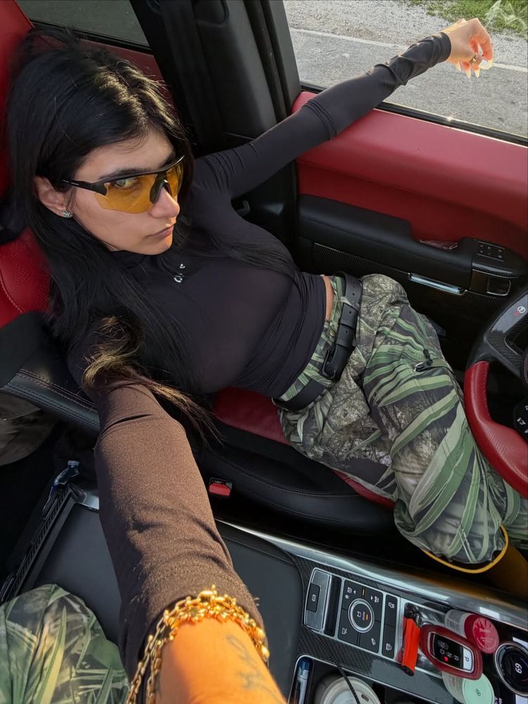 Mia Khalifa apostó por un look camuflado burló los flashes y arrasó con la prenda más audaz de la temporada