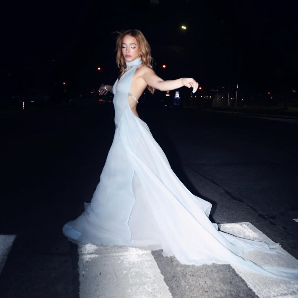 Ángela Torres se robó todas las miradas en los Premios Gardel  2026 con un vestido celeste de espalda al descubierto