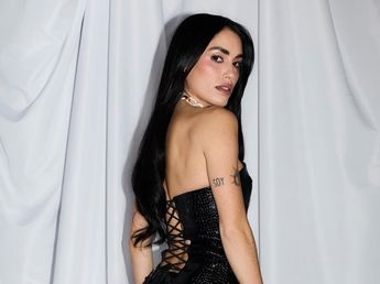 Sombrero, joyas y brillos: el extravagante look de Lali Espósito que revolucionó los Premios Gardel 2026