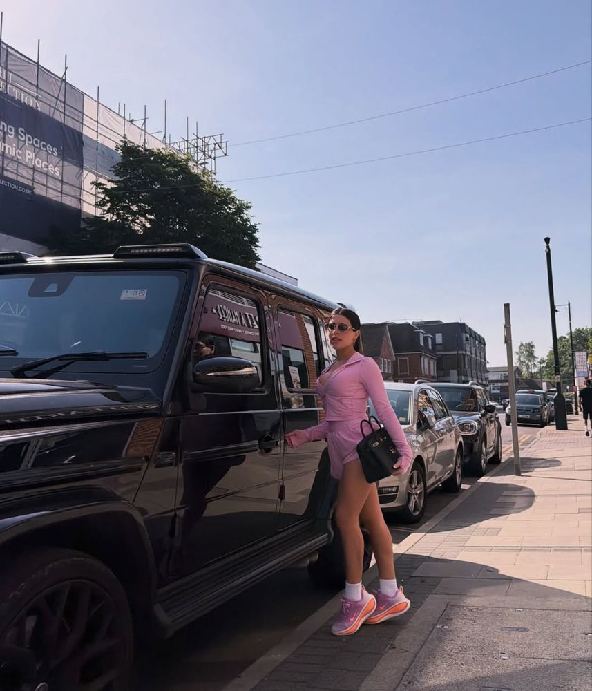 Match total black: Valentina Cervantes combinó su cartera con una camioneta de alta gama y revolucionó las redes