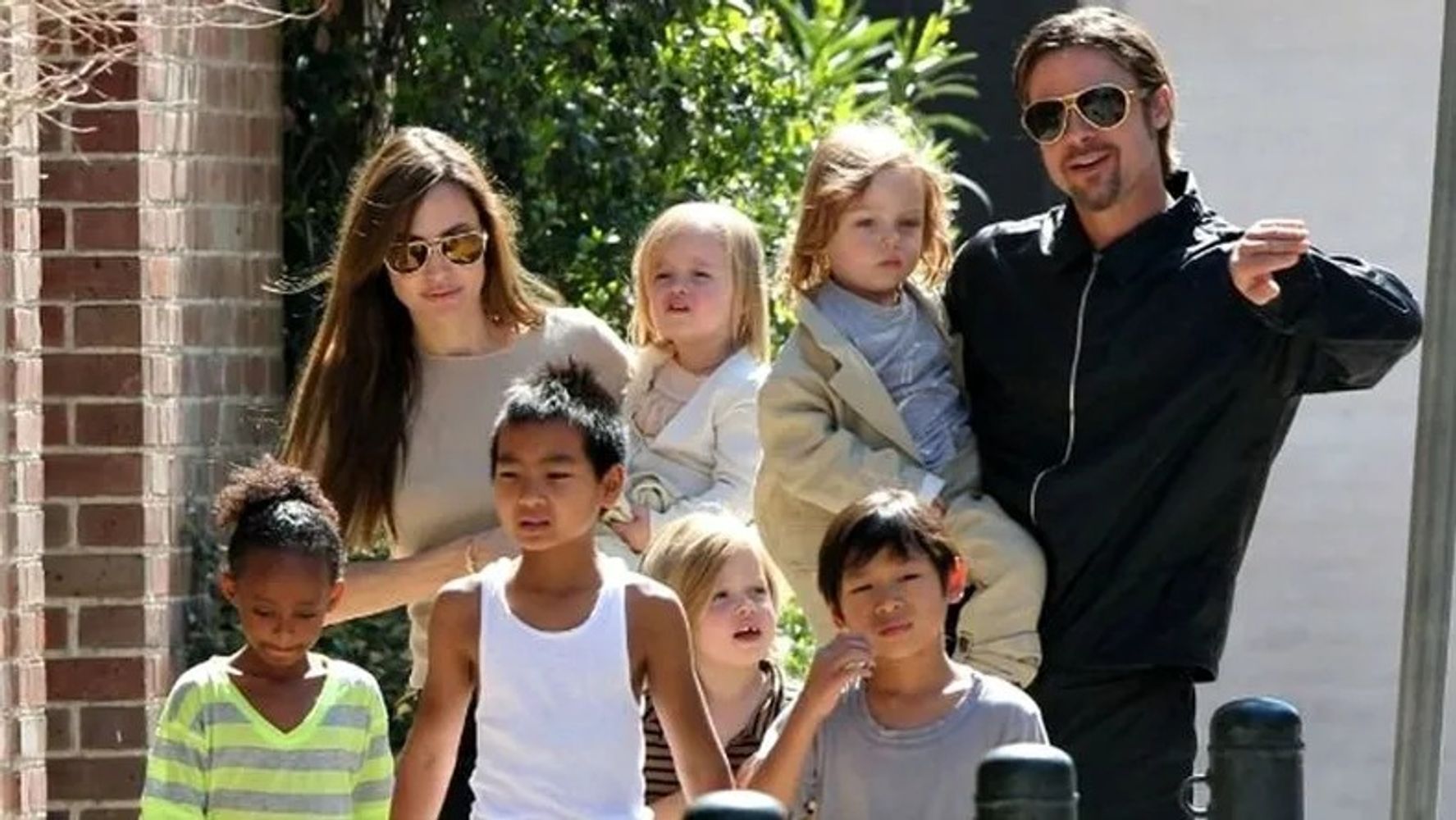 Brad Pitt y Angelina Jolie junto a los hijos que tienen en común.
