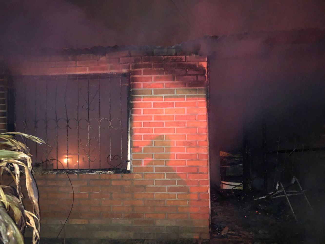 Investigan un presunto incendio intencional en Posadas que destruyó una vivienda y dañó otra.