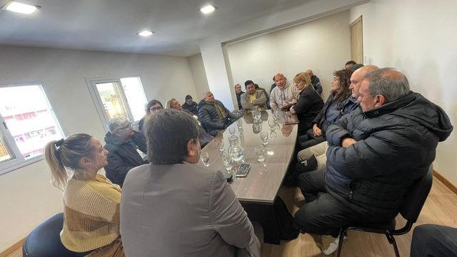 La iniciativa propone cinco días hábiles de receso durante las vacaciones escolares de invierno, con guardias mínimas para sostener los servicios esenciales.