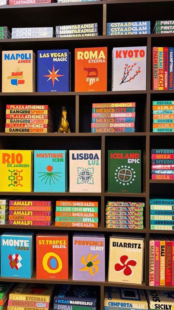 Algunas ideas para integrar este estilo de libros en la decoración de la casa es a través de fotolibros de vacaciones y momentos con portadas de este estilo.