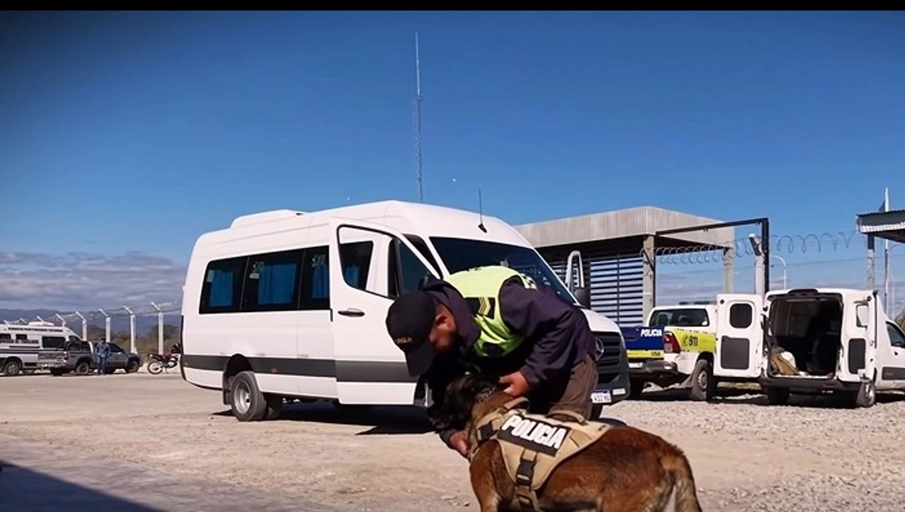 El procedimiento contó con el apoyo del agente canino Lebrón.