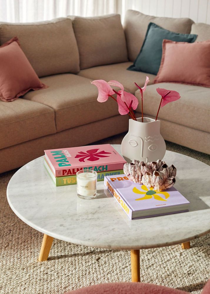 Los libros que mostró Juliana Awada son un "must" de la decoración actual.