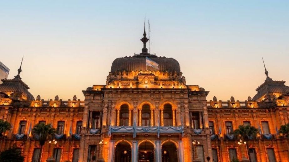 Una luz naranja en la Casa de Gobierno para visibilizar la esclerosis múltiple
