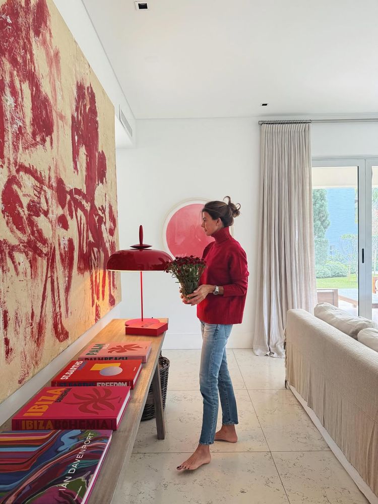 En esta foto se ven los coffee table de Juliana Awada integrados en la decoración de su casa.