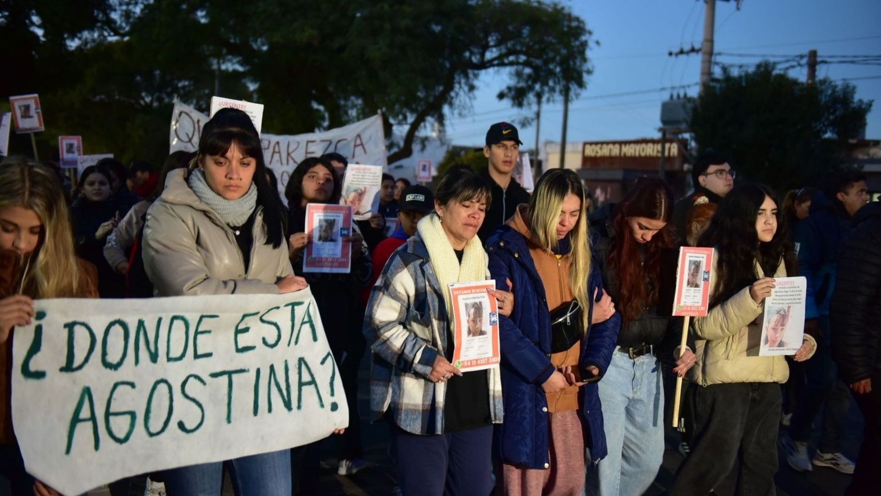 La familia de Agostina Vega, la adolescente desaparecida en Córdoba.